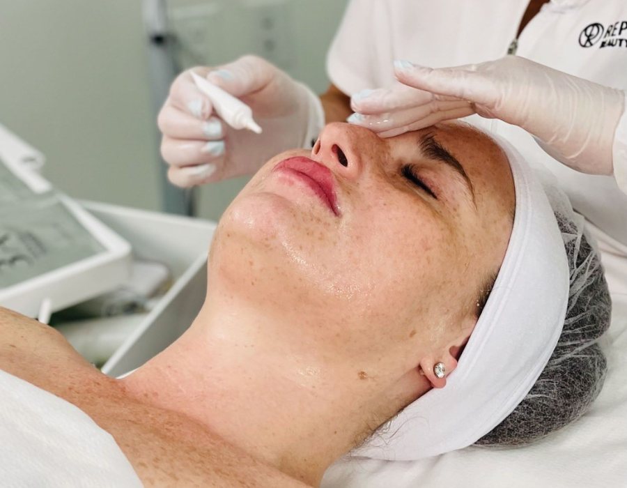 Professional applying C-Serum Seaweed Filtrate during Layer 1 of the Repechage Four Layer Facial